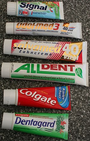 Zahncremetuben verschiedener Hersteller
